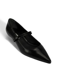 Ballerines noires en cuir avec un bout pointu et une fine bride sur le cou-de-pied. La tige a une texture lisse et un design épuré.