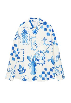 Chemise blanche à manches longues boutonnée avec motifs abstraits bleus représentant la vie marine et des plantes, avec une poche poitrine gauche.