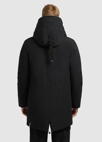 Parka neagră, cu glugă, cu o textură netedă, curea de ajustare pe spate și un design cu margine asimetrică. Detaliu cu buzunar pe manșetă vizibil.