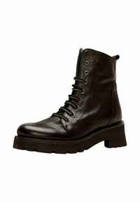 Botín de cuero negro con diseño de cordones, punta redonda y suela gruesa. Presenta una superficie texturizada y ojales met�álicos con cordones verdes.