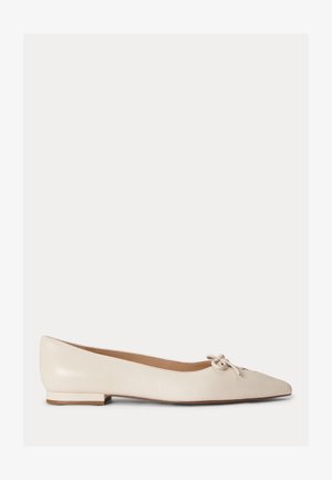 Chaussure plate en cuir beige à bout pointu avec un petit talon bas et un petit nœud décoratif sur le dessus, vue de profil sur fond blanc.