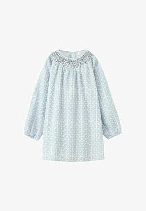 Svetlo modra obleka z dolgimi rokavi in belim geometričnim vzorcem ter črnim nabranim detajlom okoli izreza, s elastiko na manšetah.