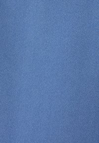 Strukturierter blauer Stoff mit einer feinen, körnigen Oberfläche. Das Material ist in Farbe und Muster einheitlich und weist einen subtilen Glanz auf.