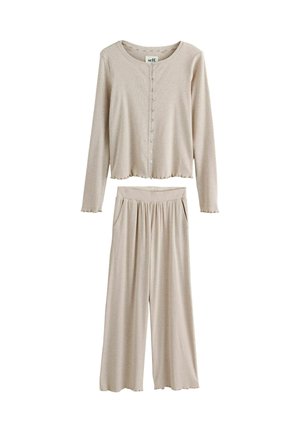 Beiges Loungewear-Set mit einem langärmeligen Oberteil mit rundem Ausschnitt und Knopfleiste, kombiniert mit lockeren, elastischen Hosen mit Bündchen.