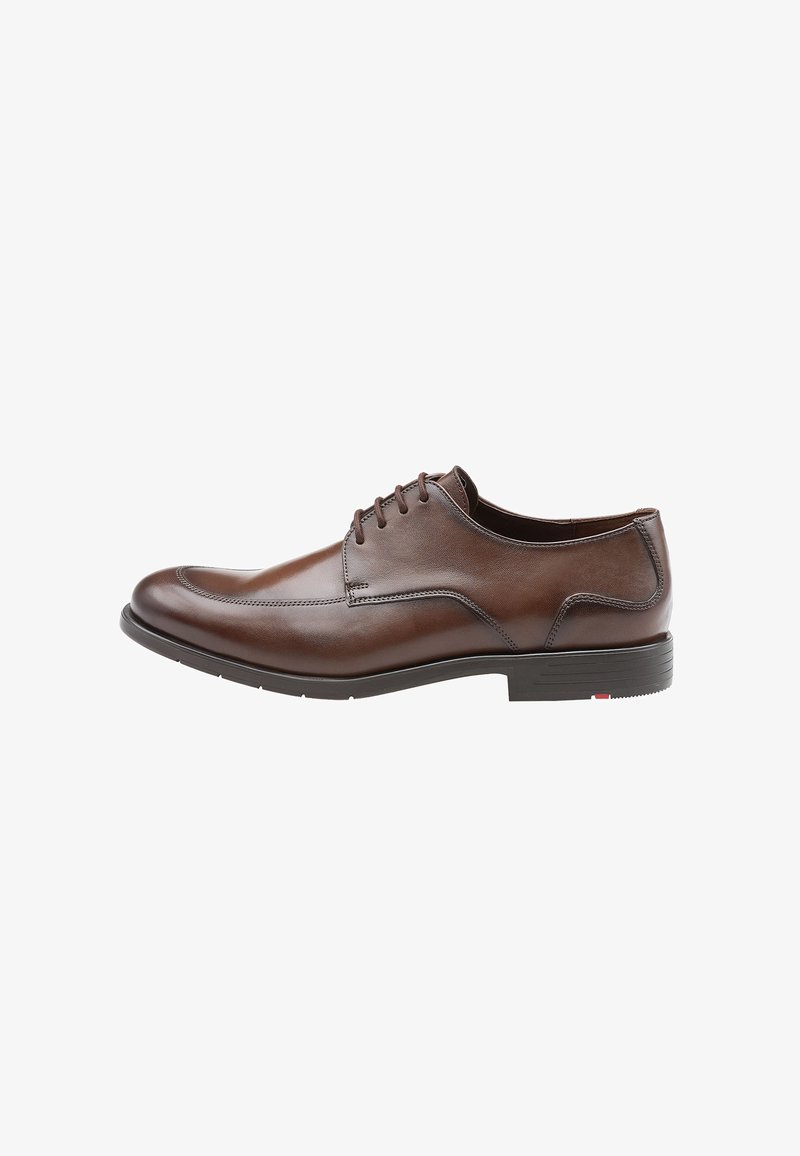 Chaussure habillée en cuir marron au design épuré, à bout rond et détails de couture subtils. Elle dispose d'une semelle en caoutchouc noire basse avec une texture antidérapante.