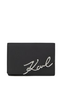Portefeuille en cuir noir avec une texture douce, doté d'un accent en argent brillant. Forme rectangulaire compacte avec un design plié.