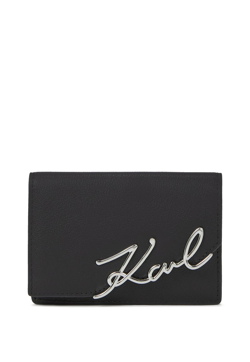 Portefeuille en cuir noir avec une texture douce, doté d'un accent en argent brillant. Forme rectangulaire compacte avec un design plié.