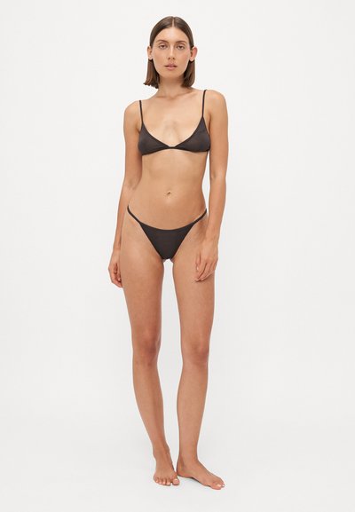 Set bikini marrone scuro che presenta un reggiseno triangolare con spalline sottili e uno slip a copertura minima. Texture liscia e design semplice.