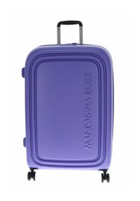 Valise rigide en violet, avec une surface texturée, un logo en relief, une poignée télescopique et quatre roues noires pour une mobilité facile.