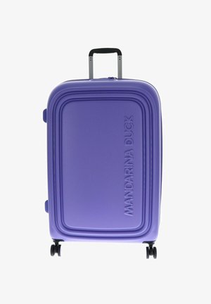 Valise rigide en violet, avec une surface texturée, un logo en relief, une poignée télescopique et quatre roues noires pour une mobilité facile.