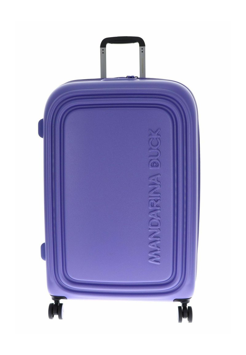 Valise rigide en violet, avec une surface texturée, un logo en relief, une poignée télescopique et quatre roues noires pour une mobilité facile.