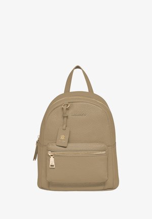 Petit sac à dos en cuir beige texturé avec une poche zippée à l'avant, des garnitures dorées et une poignée supérieure, marqué du logo "Lazarotti".