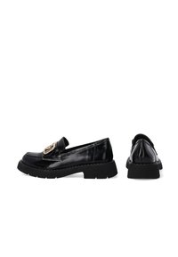 Schwarze Lackleder-Loafer mit einer klobigen Sohle, ausgestattet mit einer goldfarbenen Hardware-Akzentuiertung an der Vorderseite und gesteppten Details entlang der Kanten.