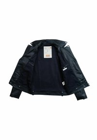 Čierna kožená bunda so zipsovým zapínaním, širokým golierom a patentkami. Má tmavú látkovú podšívku a niekoľko vnútorných vreciek.