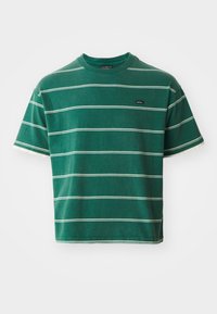 Grünes Baumwoll-T-Shirt mit horizontalen weißen Streifen, Rundhalsausschnitt, kurzen Ärmeln und einem kleinen Etikett auf der linken Seite.