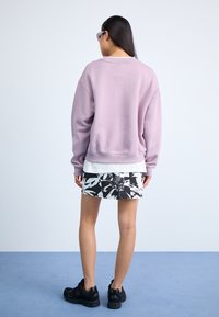 New Balance GRAPHIC CREW - Melegítőfelső - ice wine
