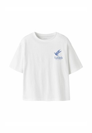 Witte T-shirt met korte mouwen met een blauwe vogelafbeelding en de tekst "Valuable Let your spirit fly" op het linkerborstgebied.