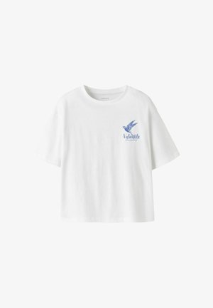 Witte T-shirt met korte mouwen met een blauwe vogelafbeelding en de tekst "Valuable Let your spirit fly" op het linkerborstgebied.
