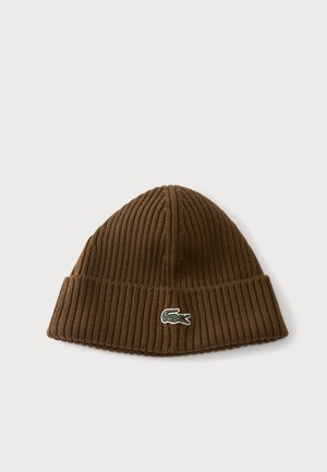 Berretto a maglia marrone a coste con risvolto, caratterizzato da una piccola toppa con il logo del coccodrillo verde al centro davanti.