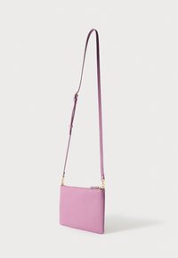 Rózsaszín bőrből készült keresztpántos táska, sima felületű, téglalap alakú és állítható pánttal. Aranyszínű fémalkatrészekkel és cipzáras záródással rendelkezik.