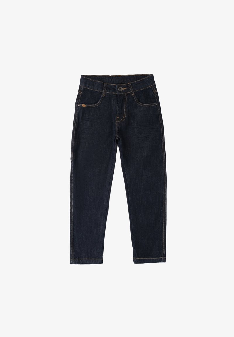 Jeans de mezclilla oscura con costuras en contraste, cinco bolsillos, cierre de botón y un diseño de pierna recta. El acabado incluye una etiqueta de la marca.