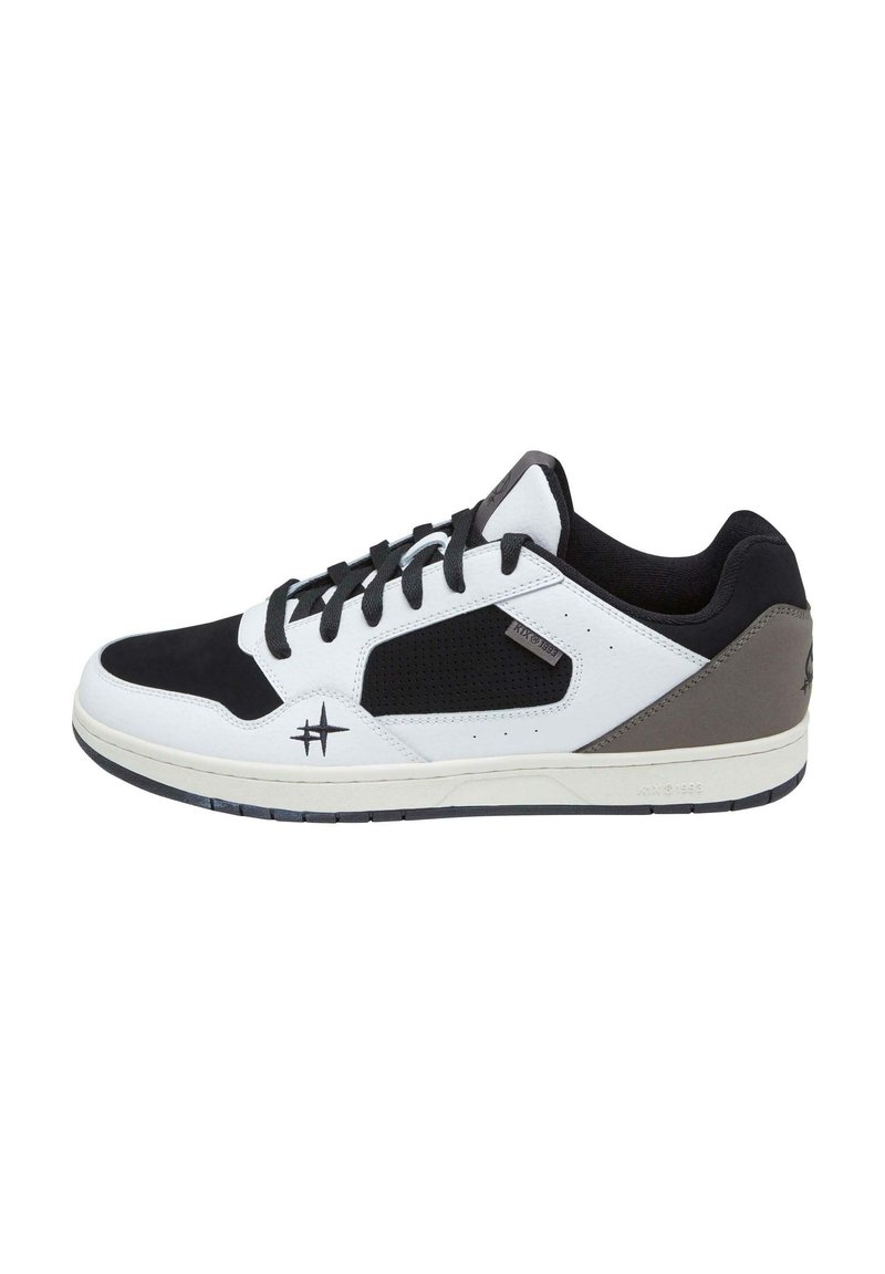 Hvit og svart sneakers med en glatt skinnoverside, mesh-detaljer og grå aksenter. Inkluderer snøring, flat såle og stjernesymboldetalj.
