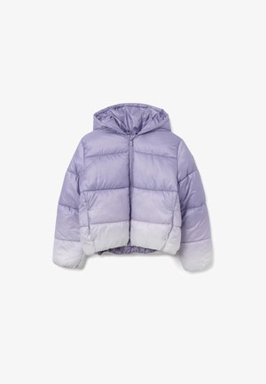 Chaqueta corta de plumas morada con capucha, que presenta un diseño acolchado y un degradado de morado oscuro a claro en el dobladillo. Cierre de cremallera.