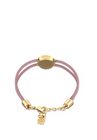 Pulsera de cuero rosa con dos hilos, herrajes dorados, centro ovalado y un pequeño charm con diseño de candado unido a una cadena.