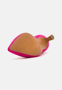 Escarpin en daim fuchsia avec un bout pointu et une semelle lisse marron. Dispose d'une petite languette au talon pour un enfilage facile. Surface de semelle texturée.