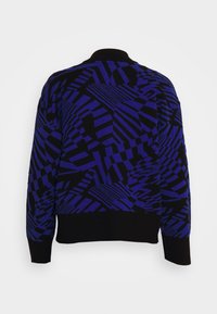 Pull noir et bleu à manches longues avec des rayures abstraites géométriques, poignets, ourlet et col côtelés, montré de dos sur fond uni.