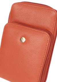 Portafoglio in pelle corallo con due scomparti con zip, superficie testurizzata e un accento di logo dorato. Design compatto adatto per riporre carte e denaro.