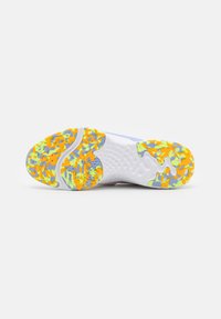 Nike Performance RENEW IN SEASON TR 12 - Sapatilha de treino - football grey/ghost green/light thistle/pinksicle