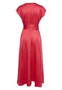 Bakvy av en röd klänning i knälängd med korta ärmar, ett brett midjeband och subtila abstrakta mönster på tyget.