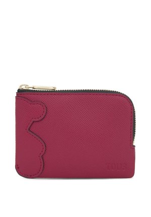 Pequeña cartera de cuero rosa texturizado con cremallera dorada y nombre de la marca "TOUS" en relieve en la esquina inferior derecha.