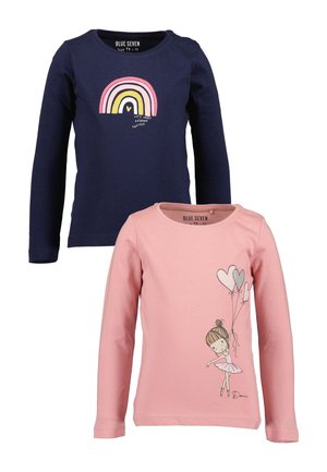 Zwei langärmlige Kinderhemden, eines marineblau mit einem Regenbogen und Text, das andere rosa mit einer Ballerina, die herzförmige Luftballons hält.