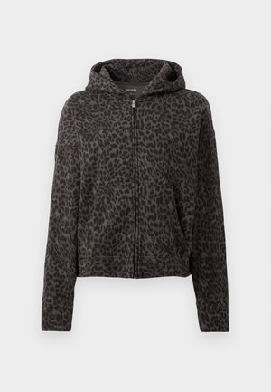 Svart huvtröja med mönster av leopardtryck, med dragkedja framtill, sidofickor och en avslappnad passform. Tyget verkar mjukt och strukturerat.