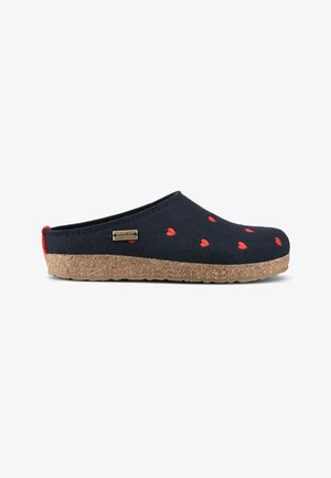 Zoccoli in feltro blu navy con motivo a cuori rossi, suola in sughero e punta liscia e arrotondata. Presentano una toppa rossa sul tallone e un piccolo logo metallico.