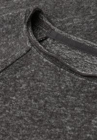 Ciemnoszary dzianinowy materiał z zbliżeniem na okrągły dekolt, pokazujący szczegółowe przeszycia i fakturę.