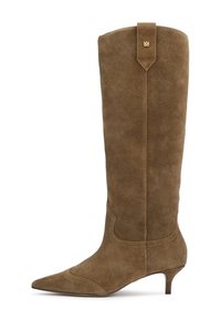 Stivale al ginocchio in suede verde oliva con punta affusolata e tacco di 5 cm, caratterizzato da un design cucito e una linguetta posteriore con un accento dorato.