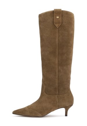 Alyvuogių spalvos zomšiniai iki kelių auliniai batai su smailiu pirštu ir 5 cm kulnu, su siuvinėtu dizainu ir atlošu gale, puoštu auksine detalė.