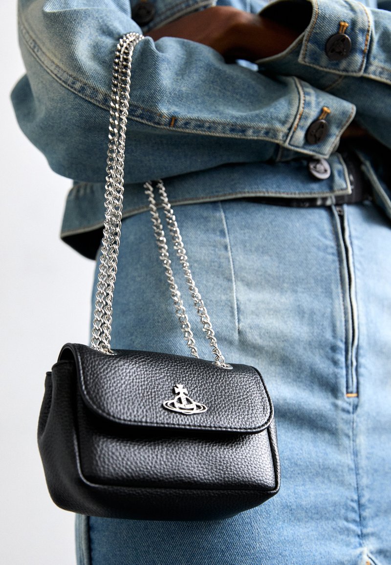 Vivienne Westwood SMALL PURSE CHAIN - Geantă crossbody - black