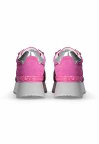 Fuchsia Wildlederschuhe mit silbernen Akzenten und einer klobigen grauen Sohle. Mit dekorativem pinkem Besatz entlang der Ferse und einem abgerundeten Design.