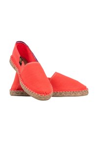 Espadrilles en toile rouge avec une semelle en jute tressé. Design à bout rond, ouvertures élastiques et finition texturée. Style simple et léger.