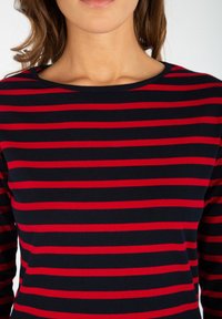 Lange mouwen top in een katoenmix, met horizontale rode en marineblauwe strepen. Ronde halslijn en textuurstof.