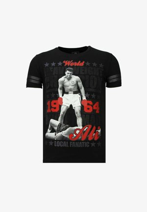 Zwart katoenen T-shirt met een afbeelding van een bokser met rode boks handschoenen, tekst en sterren. Opvallende details zijn gestreepte mouwen en felle kleuren.