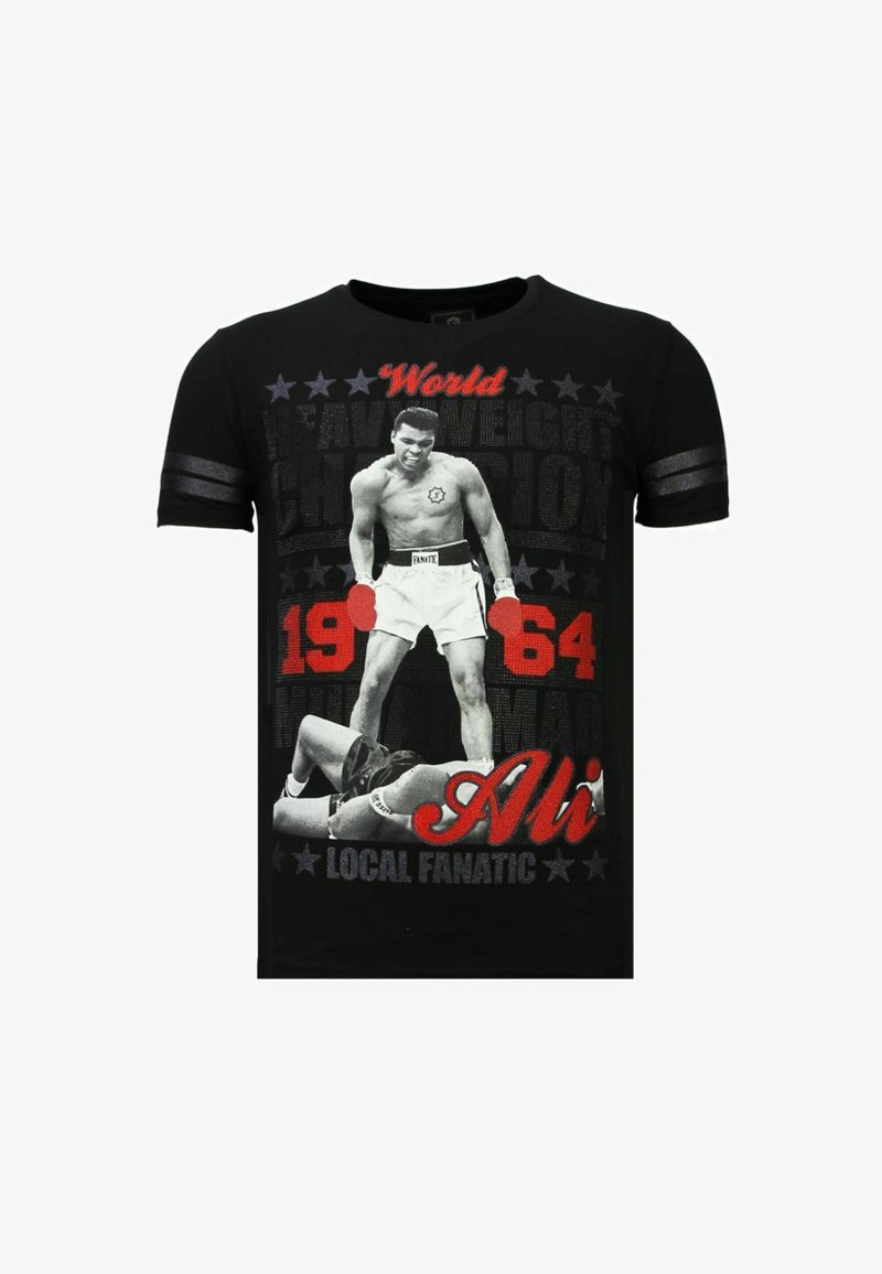 Zwart katoenen T-shirt met een afbeelding van een bokser met rode boks handschoenen, tekst en sterren. Opvallende details zijn gestreepte mouwen en felle kleuren.