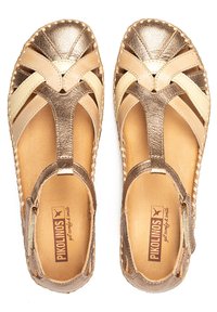 Bruine en gouden sandalen met een geweven ontwerp, voorzien van een gesloten neus, enkelbandje en een gladde leren textuur. Pikolinos-logo zichtbaar aan de binnenkant.