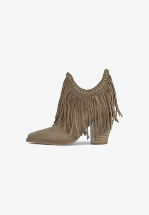 Fringe enkelboot in taupe suède, met een puntige neus, decoratieve beaded rand en een gestapelde blokhak met metallic accent.