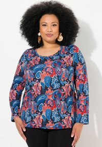 Langarmshirt in Marineblau mit einem Paisleymuster in Rot, Weiß und Blau. Glattes Material mit rundem Ausschnitt und figurnahem Schnitt.