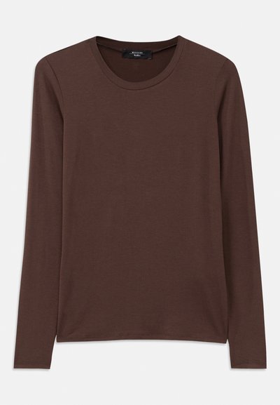 Braun langärmliges T-Shirt aus weichem Stoff. Hat einen runden Halsausschnitt und ein einfaches, ungeschmücktes Design. Glatte Textur ohne Muster.